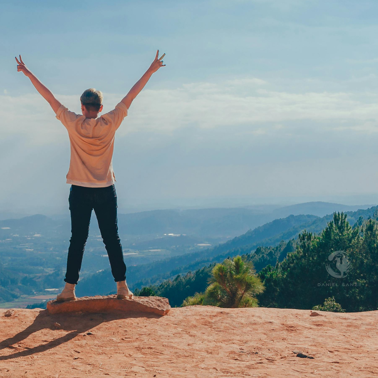 Cada experiencia es única. Algunas personas sienten cambios inmediatos; otras lo perciben en los días posteriores. Lo que sí es común es una sensación de paz interior, claridad emocional y mayor ligereza energética.